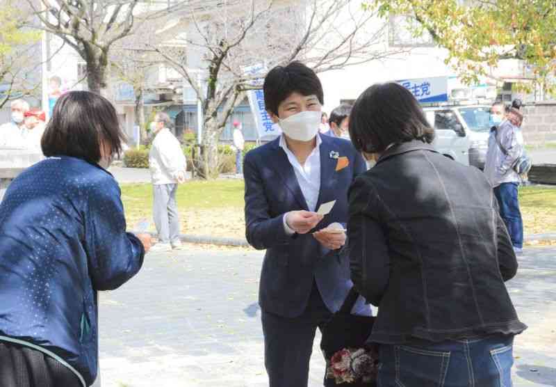 県議選八代市・郡区に出馬する立憲民主党の新人の街頭演説会に駆け付け、支持者に名刺を配る西村智奈美代表代行＝19日、八代市