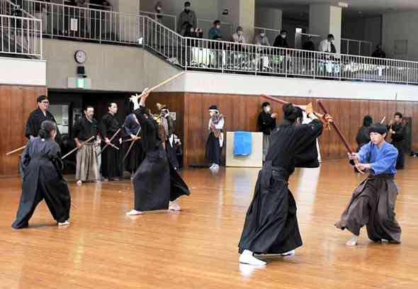 演武を披露する兵法タイ捨流の出演者ら＝熊本武道館