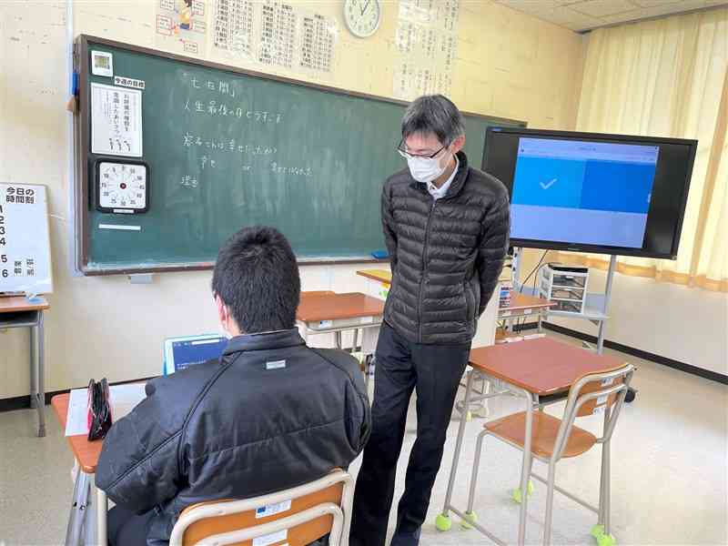 道徳の授業でユウジに語りかける松窪兼蔵教諭。生徒らの今後の人生を気に掛ける＝2月、熊本市の県立清水が丘学園