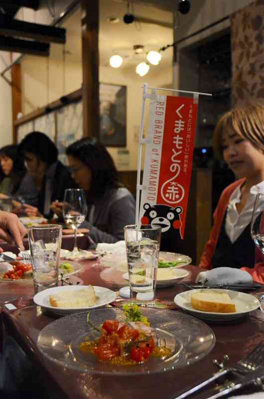 「くまもとの赤」食材を使い、大消費地での認知度向上を目指して県が開いた料理の試食会＝2日、東京都