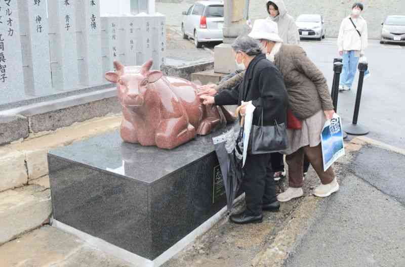 お披露目されたあか牛の石像＝阿蘇市