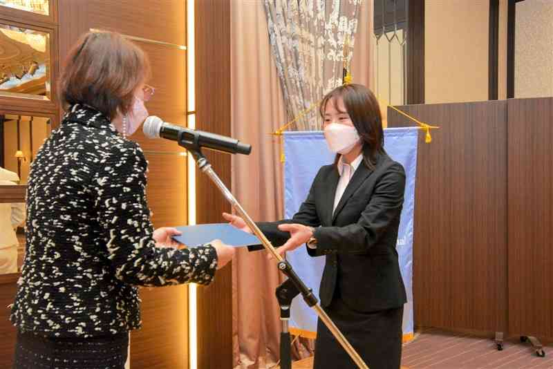 国際ソロプチミスト熊本から「夢を生きる賞」を贈呈された看護学生、内山裕子さん（右）＝熊本市中央区