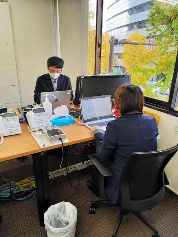 熊本ウィルグループでは、精神障害者4人が勤務。自動化ツールを活用して業務に取り組んでいる（スターティアウィル提供）