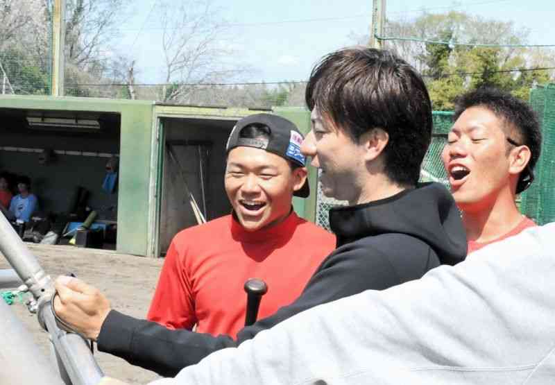 WBCで日本が優勝を決めた瞬間、歓声を上げる火の国サラマンダーズの馬原孝浩監督（中央）ら＝22日、合志市