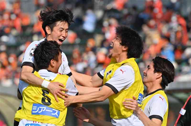 3－1で快勝した第4節の山口戦で、2点目を決めチームメートに祝福される熊本の松岡（左上）＝維新みらいふスタジアム（上杉勇太）