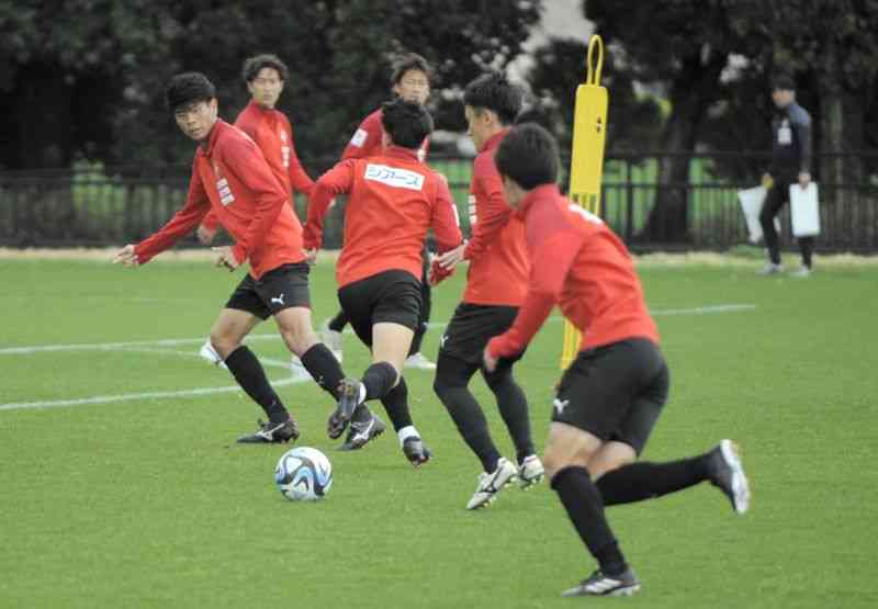 攻撃の連係を確認するロアッソ熊本の選手たち＝県民総合運動公園サッカー場