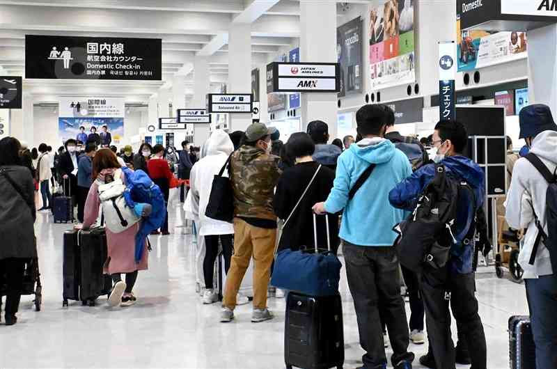 午前の一部の便が欠航となり混雑する熊本空港カウンター＝24日午前6時55分ごろ（谷川剛）