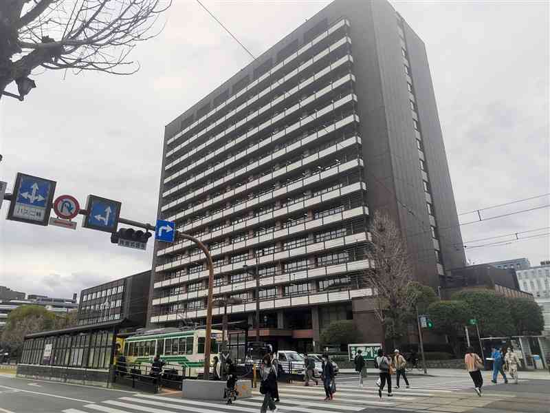 建て替えありきで議論が進んでいるとの見方もある熊本市役所の本庁舎＝中央区