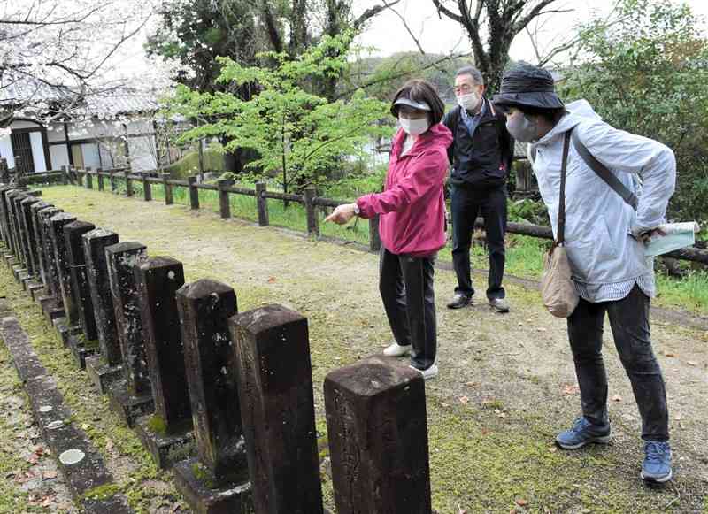 高月官軍墓地に建てられた墓を見る参加者＝玉東町