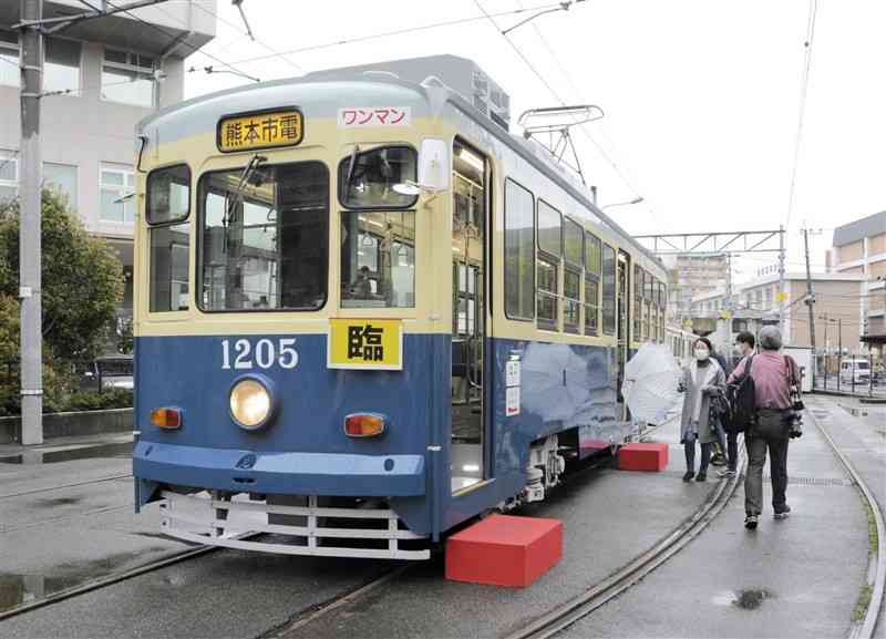 昭和30年代のデザインを再現した車両＝熊本市中央区