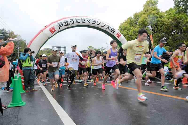 芦北うたせマラソンの10キロの部で勢いよくスタートする参加者＝芦北町