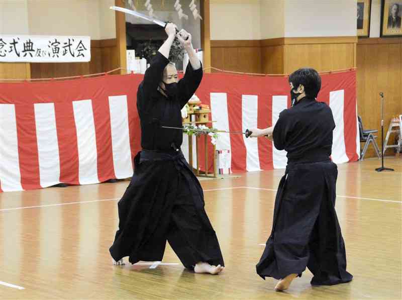 模擬刀を使って演武を披露する、振武館の利用者＝熊本市中央区