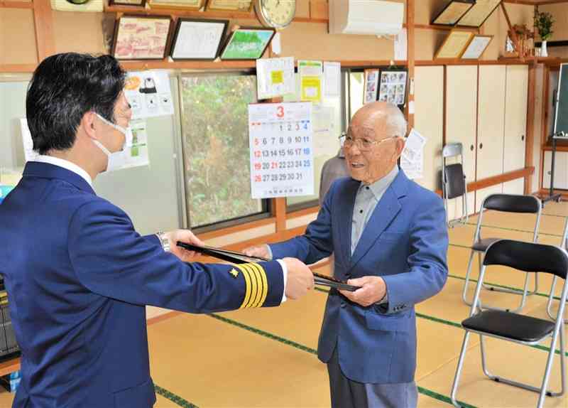 熊本海上保安部の小野純部長（左）から、感謝状を伝達された小幡保さん＝上天草市