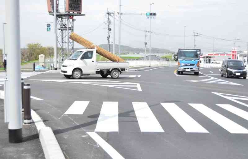 改良工事が完了した田口橋の緑川右岸交差点＝27日、甲佐町