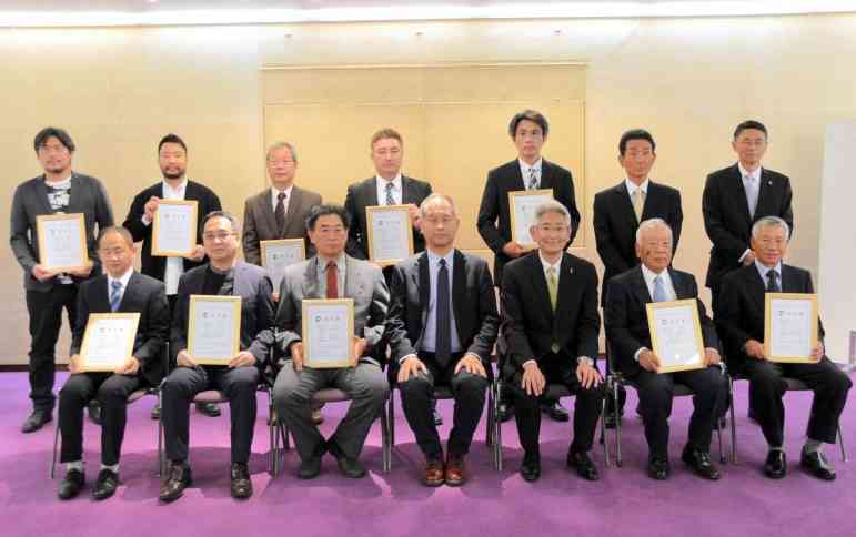 県伝統的工芸品の指定書交付式に出席した制作者や県職員ら＝熊本市中央区