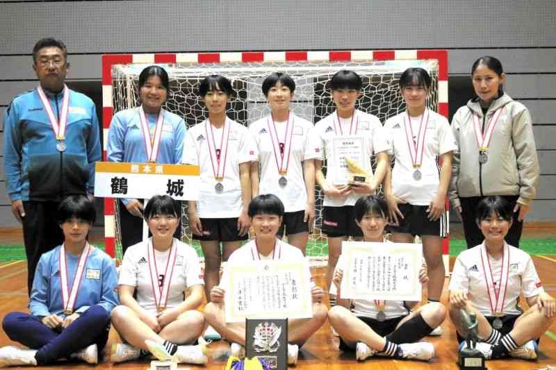 春の全国中学生ハンドボール選手権の女子で準優勝した鶴城の選手たち（チーム提供）