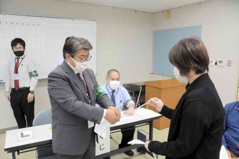 熊本市議選の立候補受け付け手順を確認する市職員ら＝30日、南区役所