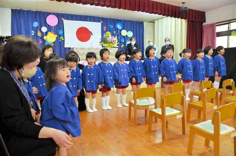 河俣保育園の記念式典で歌を披露する園児たち＝八代市