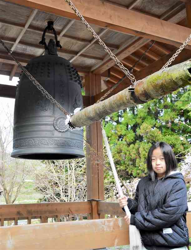 31日の朝、大乗寺で最後の鐘突きをした石坂陽菜さん＝美里町