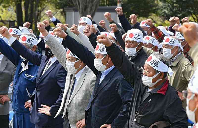 県議選候補者の出陣式でガンバロー三唱する支持者ら＝31日午前10時45分ごろ、熊本市（鹿本成人）