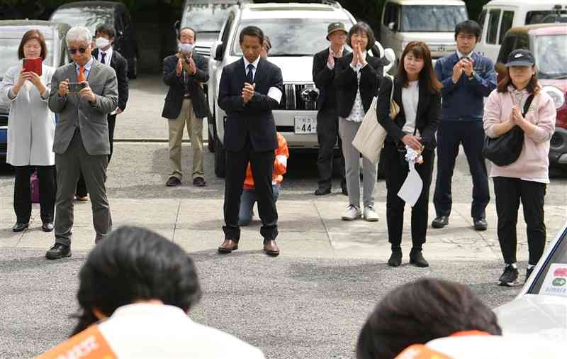 県議選・熊本市議選候補者の合同出陣式で、候補者に拍手を送る支持者ら＝31日午前11時10分ごろ、熊本市中央区（谷川剛）