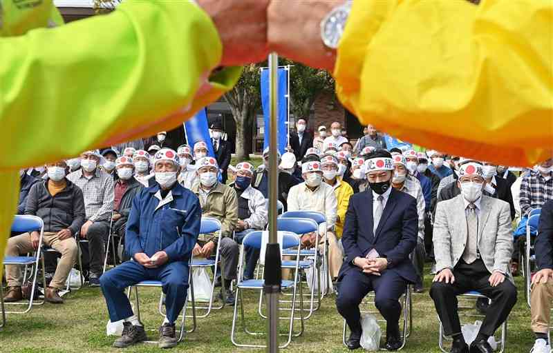 県議選候補者の出陣式で、熊本市議選候補者とのエール交換を見守る支持者ら（のぼり旗の文字はぼかしています）＝31日午前10時35分ごろ、同市（上杉勇太）