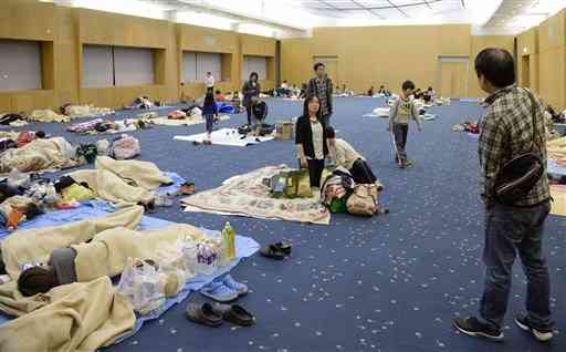 熊本地震の前震の後、避難者を受け入れたグランメッセ熊本２階のホール＝４月１５日午後９時ごろ、益城町（岩崎健示）