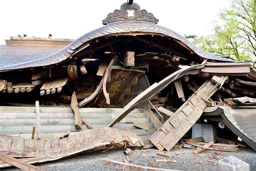 熊本地震の本震で倒壊した阿蘇神社の楼門＝４月16日、阿蘇市