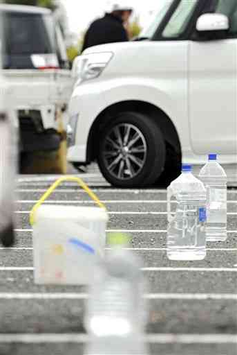 車中泊の車が詰め掛けたグランメッセ熊本の駐車場。日中は場所取りのペットボトルなども目立った＝４月１８日、益城町（岩崎健示）