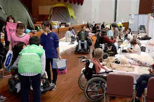 ピーク時には、障害者ら約６０人を受け入れた熊本学園大のホール。学生ボランティアらが支援に奮闘した＝４月１９日、熊本市中央区（福井一基）