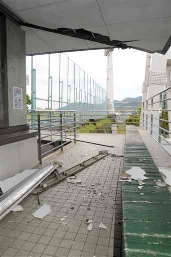 熊本地震で天井の一部が落下した藤崎台県営野球場の一塁側内野席に向かう通路＝４月１６日