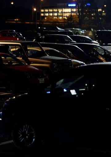 車中泊の車が並ぶグランメッセ熊本の駐車場＝４月２９日、益城町（大倉尚隆）