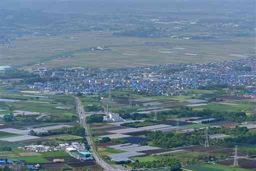住宅地を囲むように農地が広がる益城町。熊本地震で損壊した家屋の屋根にはブルーシートが目立つ＝２０１６年５月４日