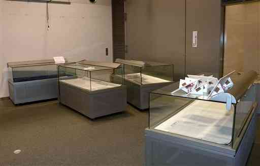 １日も開かず展示物が全て撤去された八代市立博物館の特別展示室＝２０１６年５月、八代市