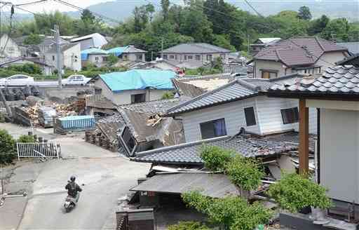 熊本地震では家屋が大きく崩れたり、傾いたりしたが、もちこたえた住宅もあった＝１３日、益城町（馬場正広）
