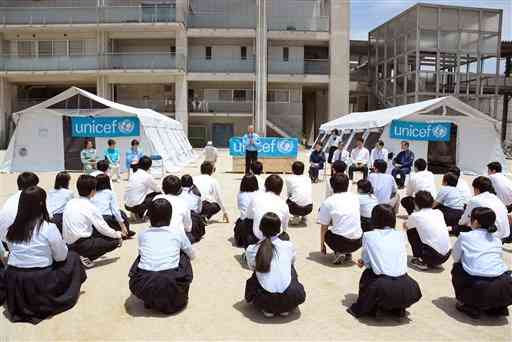 ユニセフが第二高に寄贈した大型テント。校舎が被災する中、授業などで活用する＝１８日、熊本市東区（福井一基）