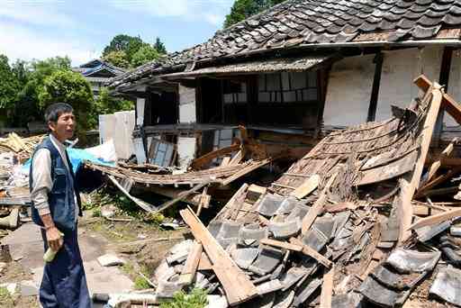 熊本地震の本震で木造２階建ての自宅が倒壊し、余震が続く中、友人らに救助された西本豊さん＝１８日、西原村小森の大切畑地区