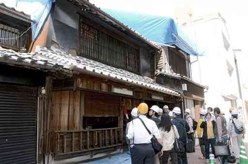熊本市の新町・古町地区の歴史的建造物の被災状況を調べる専門家ら＝４日、同市中央区