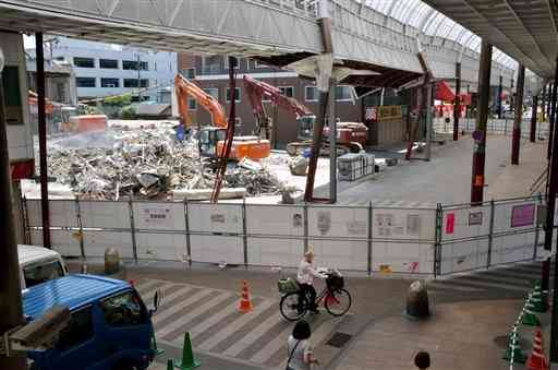 「サンリブ健軍」の解体現場。周囲は立ち入り禁止となった＝５月２３日、熊本市の健軍商店街