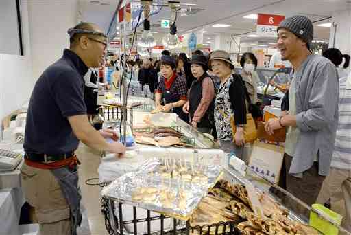買い物客でにぎわう鶴屋百貨店の「夏の北海道展」。売り上げは前年を３割近く上回った＝２０１６年６月１日