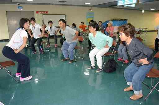 カフェ型健康サロンでスロー筋トレに励む参加者と、指導に当たる中嶋朋子さん（左端）＝２０１６年８月３１日、熊本市総合体育館