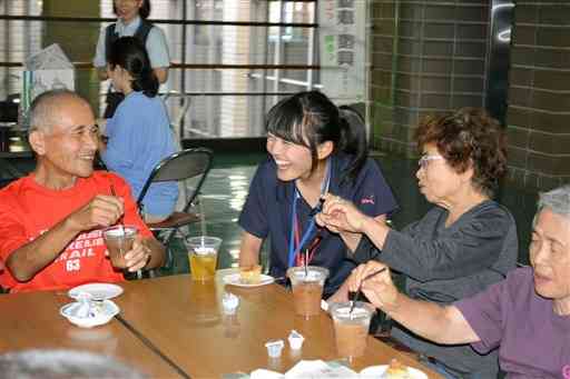 カフェ型健康サロンの茶話会でアイスコーヒーを飲みながら談笑する参加者ら＝２０１６年８月３１日、熊本市中央区の市総合体育館