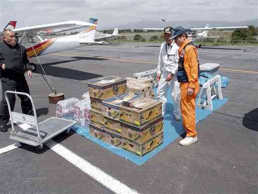 岡山県で調達し、熊本空港まで空輸されたバナナや飲用水＝４月１７日午後（赤十字飛行隊熊本支隊提供）