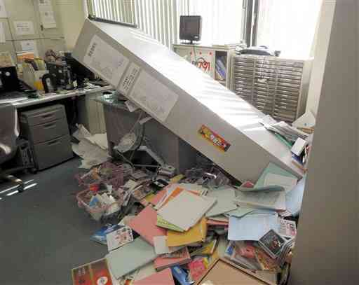 本震後の放送局内。棚やロッカーが多く倒れた＝４月１６日（ＦＭ７９１提供）