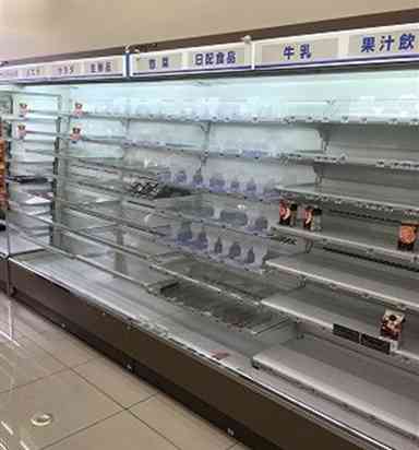熊本地震の本震後、被災地のローソンでは食品売り場の棚はほとんどが空になった＝２０１６年４月１６日（ローソン提供）