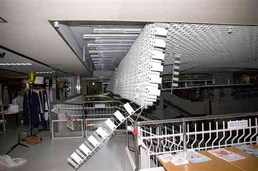 熊本地震後、天井が崩落した鶴屋百貨店の本館２階売り場（同店提供）