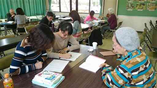 毎週開かれている地域日本語・武蔵ケ丘教室。熊本地震後は外国人受講者と日本人ボランティアが支え合った＝２月２１日、菊陽町