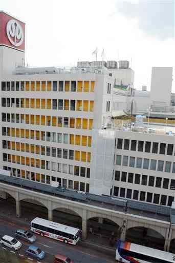順調に業績が回復する鶴屋百貨店。熊本地震で損壊した屋上の塔屋（右上）は建て替えた＝熊本市
