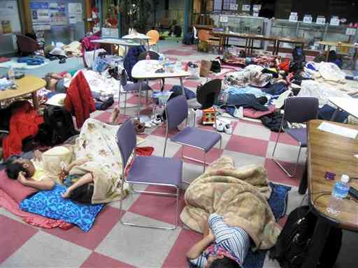 外国人避難所が開設された熊本市国際交流会館で睡眠をとる避難者＝２０１６年４月１８日、中央区（市国際交流振興事業団提供）