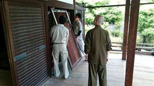 京都市の相国寺に無事に作品を返納する作業員たち（八代市立博物館提供）